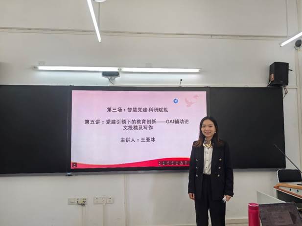 图片包含 室内, 站, 男人, 桌子 AI 生成的内容可能不正确。